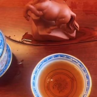 🐎 The Year of the Horse Is Coming

Strength with grace.
Movement with stillness.

As amber tea settles in porcelain,
the horse stands poised—
not rushing, not resisting,
ready when the moment arrives.

In the Year of the Horse,
we move forward with clarity, courage,
and a calm heart. 🍵

May every cup ground you,
and every step carry purpose.

#HenceTea #YearOfTheHorse #TeaRitual #GongfuTea #TeaAndEnergy #MindfulLiving #SlowAndStrong #TeaAesthetics #ArtTechnologyHumanity