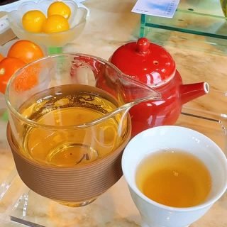 At Huxinting Teahouse, Shanghai
Brewing a pot of tea at the heart of the City God Temple, where time slows down and conversations flow naturally.
A cup of Chinese tea, a few seasonal fruits, and stories of everyday life — simple moments, deeply satisfying.

🍵 Tea invites us to pause, to connect, and to savor the present.

#HenceTea #Huxinting #ChineseTeaCulture #GongfuTea #TeaMoments #TeaLifestyle #SlowLiving #TeaTastingIsFriendMaking #TraditionalTea