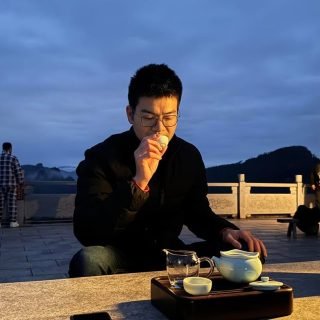 Waiting for the Sun with Wuyi Rock Tea 🌄🍃
Before the first light touches the cliffs of Wuyi Mountain,
a kettle hums, steam rises, and the aroma of Yancha fills the dawn.
Rock, mist, fire, and time —
Wuyi rock tea carries the strength of the mountains and the patience of nature.
In this quiet moment before sunrise, every sip feels grounded, steady, alive.
Tea teaches us to slow down.
To wait.
To listen.
And as the sun rises, so does the heart. ☀️
Art. Nature. Humanity as One.
#HenceTea #WuyiMountain #WuyiRockTea #Yancha #MorningRitual #TeaLifestyle #GongfuTea #TeaMeditation #SunriseMoments #ArtTechnologyHumanity