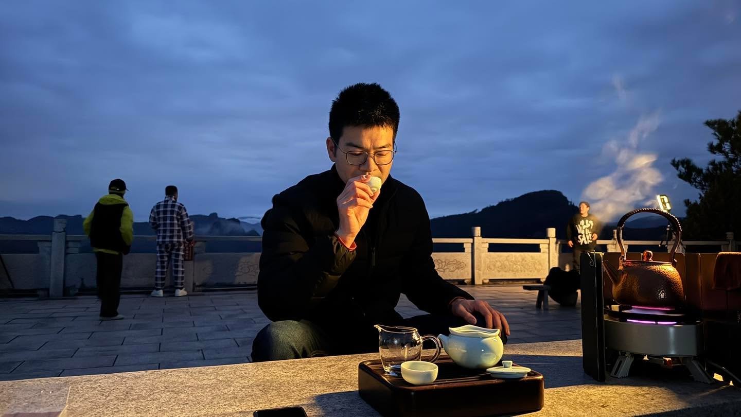 Waiting for the Sun with Wuyi Rock Tea 🌄🍃
Before the first light touches the cliffs of Wuyi Mountain,
a kettle hums, steam rises, and the aroma of Yancha fills the dawn.
Rock, mist, fire, and time —
Wuyi rock tea carries the strength of the mountains and the patience of nature.
In this quiet moment before sunrise, every sip feels grounded, steady, alive.
Tea teaches us to slow down.
To wait.
To listen.
And as the sun rises, so does the heart. ☀️
Art. Nature. Humanity as One.
#HenceTea #WuyiMountain #WuyiRockTea #Yancha #MorningRitual #TeaLifestyle #GongfuTea #TeaMeditation #SunriseMoments #ArtTechnologyHumanity
