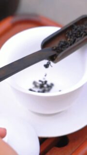 Ming dynasty scholars brewed Songluo in tiny pots, one steep at a time. We still do.#gongfucha #songluoblacktea #tealife #summertime #hencetea