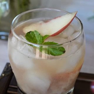 Slow down and escape the heat with a glass of Jasmine Fairy Peach Tea 🍑 🍃Jasmine fairies release a subtle floral earthiness when bloomed. Paired with the sweetness of white peach, the notes blend beautifully into the perfect summer drink — delicate, fragrant, and sweet.#jasminetea #summerdrink #fruittea #tearecipe #hencetea