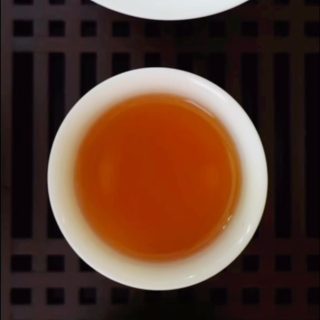 Add a fresh and soothing pop of orange into your day with a sip of Little Citrus Pu-erh tea.Infused with the essence of various citrus peels, the Pu-erh tastes especially unique— mellow, smooth, and bright. Brew a pot to enjoy yourself, or better yet, with a friend.#puerhtea #tea #chinesetea #tealover #hencetea