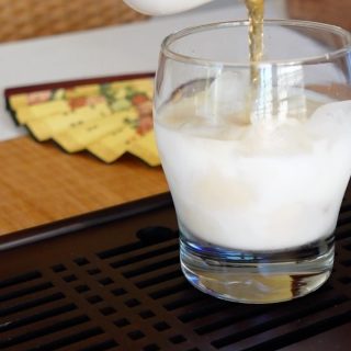 Bloomed in water, our osmanthus black tea releases a dark richness, accentuated by its delicate, honey-like aroma. Savor it on its own, or combine with a glass of milk for a convenient milk tea 🌼#hencetea #milktea #tearecipe #tea #slowliving
