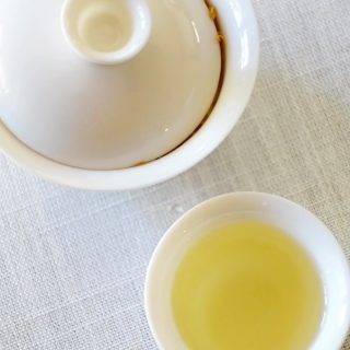 Vibrant petals dance with the gentle breeze, letting their herbal sweetness linger in the air 🌼Once steeped in hot water, our dried Chrysanthemums make liquid gold— a refreshingly delicate tea that calms the body and soothes the heart.Take a moment to add this tea into your rotation and brighten your routine.#hencetea #floralteas #tea #chinesetea #health