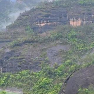 This is where your Wuyi rock tea comes from.We climbed ancient cliffs draped in mist, walked tea fields that have been tended for centuries, and we tasted wuyi rock tea fresh from the source.Every cup we bring you carries this place in it.#wuyishan #wuyirocktea #yancha #chinesetea #hencetea
