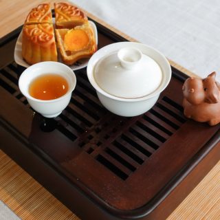 Share a mooncake over a pot of Ya Shi Xiang Oolong tea this Mid-Autumn Festival — the perfect activity for an event championing union and thanks.The dark complexity of the oolong pairs harmoniously with the sweet richness of mooncake, striking the perfect balance 🥮#hencetea #midautumnfestival #tea #chinesetea #tealovers