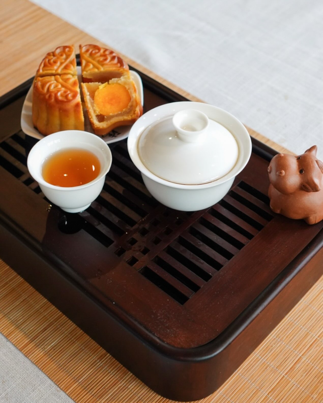 Share a mooncake over a pot of Ya Shi Xiang Oolong tea this Mid-Autumn Festival — the perfect activity for an event championing union and thanks.The dark complexity of the oolong pairs harmoniously with the sweet richness of mooncake, striking the perfect balance 🥮#hencetea #midautumnfestival #tea #chinesetea #tealovers